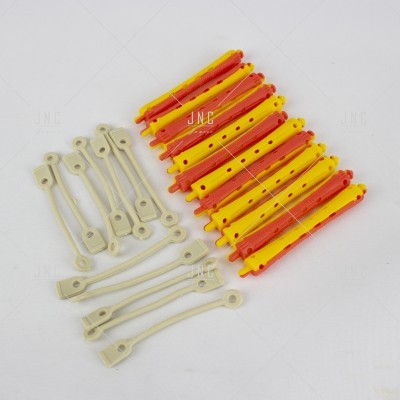 Rolos de cabelo amarelos e laranja com acessórios de fixação bege sobre fundo branco