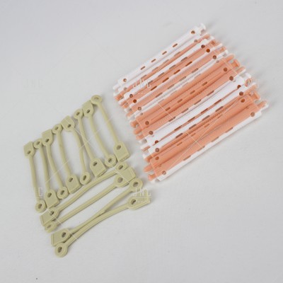 Elásticos para cabelo em tons bege e salmão com pequenos orifícios nas extremidades