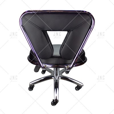 Cadeira de escritório preta com estrutura metálica cromada e base com rodas