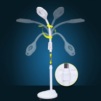 Lâmpada de pé branca com lente ajustável e base redonda sobre fundo azul