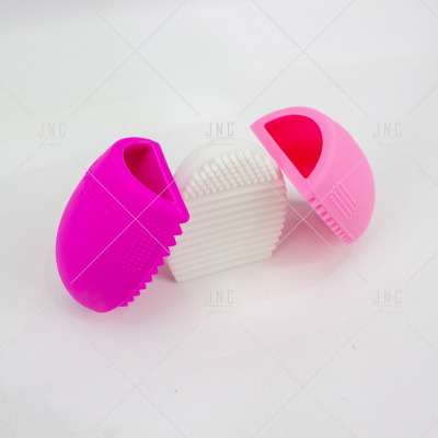 Três escovas faciais de silicone coloridas com texturas diferentes sobre fundo branco