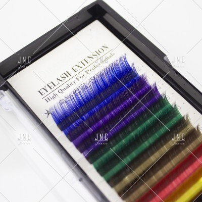 Extensões de pestanas coloridas em caixa preta