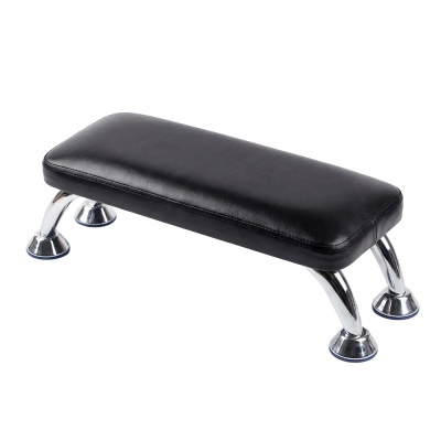 Banco pequeno retangular com almofada preta e pés metálicos cromados