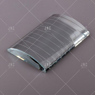 Régua curva transparente com marcações em milímetros sobre fundo cinzento