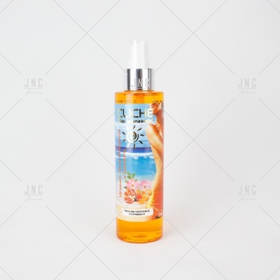 Frasco de spray corporal com rótulo colorido e líquido laranja