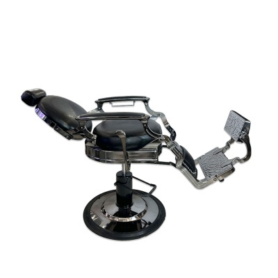 Cadeira profissional de barbear metálica cromada com estofos pretos e suporte para pés