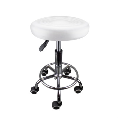 Banco giratório com assento branco, estrutura metálica cromada e rodas pretas