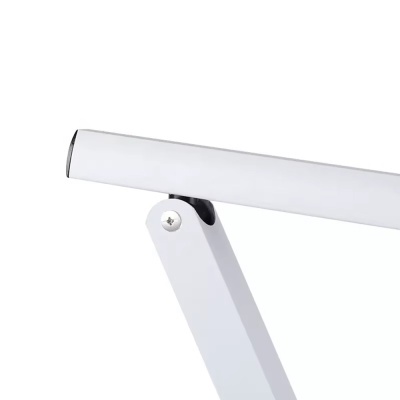 Braço e base de candeeiro de secretária branco num fundo branco