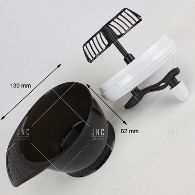 Utensílio de cozinha com recipiente preto e tampa branca com misturador giratório sobre superfície branca