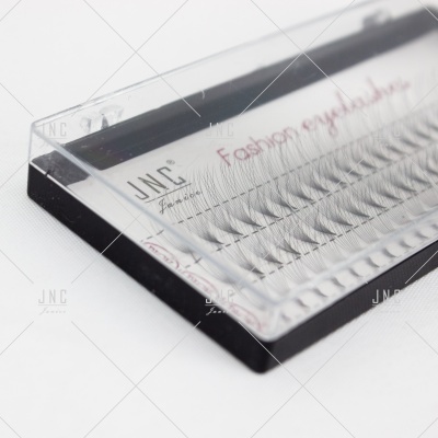 Conjunto de pestanas postiços em embalagem transparente com base preta