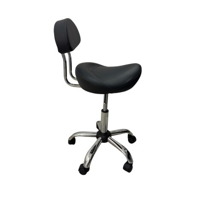 Cadeira de escritório preta com encosto e rodas em fundo branco