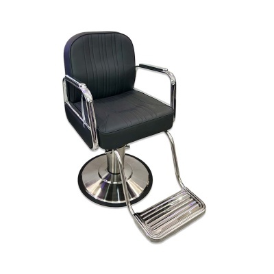 cadeira de barbeiro preta com estrutura metálica cromada e apoio para pés