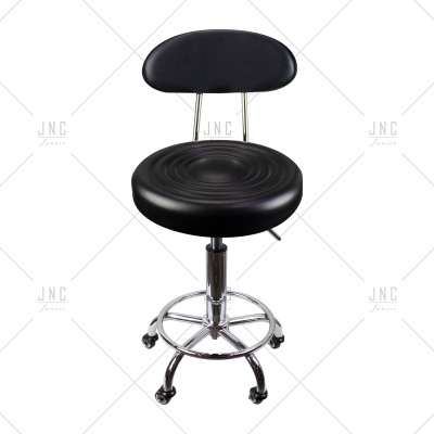 Cadeira alta de escritório preta com estrutura metálica cromada e rodas