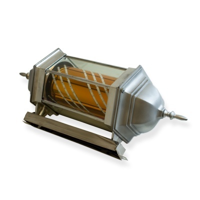 Luminária de parede metal prateado com vidro gravado e interior âmbar