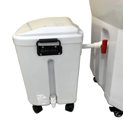 Recipiente branco com rodas, torneira e alavanca vermelha