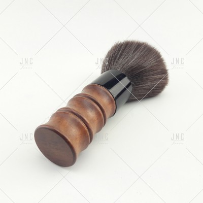 Pincel de barbear com cabo de madeira e cerdas castanhas