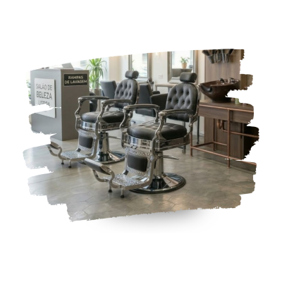 Cadeiras de cabeleireiro em pele preta com base cromada em salão de beleza