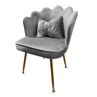 Cadeira cinza estofada com encosto em forma de concha e pernas metálicas douradas