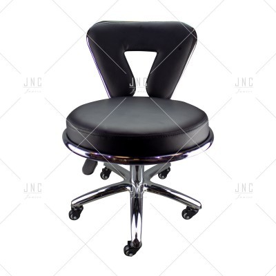 Cadeira de escritório preta com base cromada e rodas