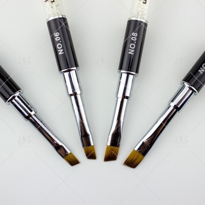 Quatro pincéis de maquilhagem com cabo preto e cerdas angulares castanhas