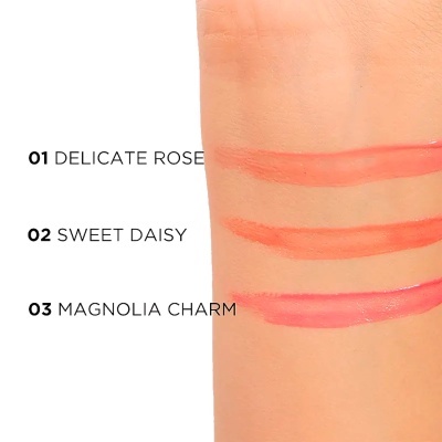 Amostras de batom em três tons rosa e coral num braço com nomes das cores ao lado.