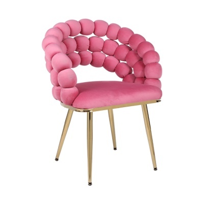 Cadeira rosa com estofos em veludo e pernas metálicas douradas