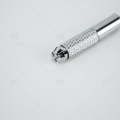 Caneta metálica prateada com ponta ajustável e pega texturizada