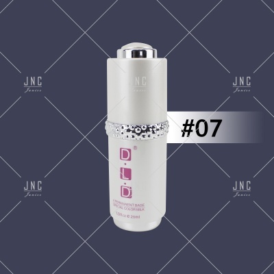 Frasco branco de cosmético com tampa prata e texto D.L.D. e #07 no fundo