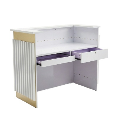 Secretária de canto em madeira branca com gavetas lilás abertas