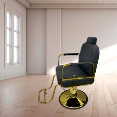 Cadeira de barbearia preta com estrutura dourada em sala clara