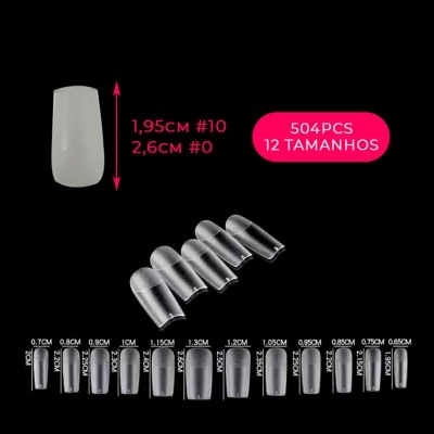 Unhas postiças transparentes em diferentes tamanhos exibidas sobre fundo preto com medidas em centímetros e texto em rosa.