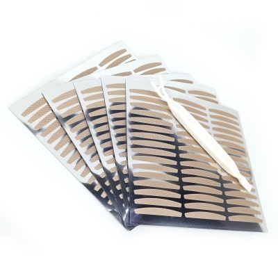 Folhas com adesivos em pele falsa em tons bege e castanho e aplicador branco