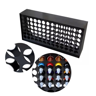 Suporte preto de metal com furos circulares para garrafas