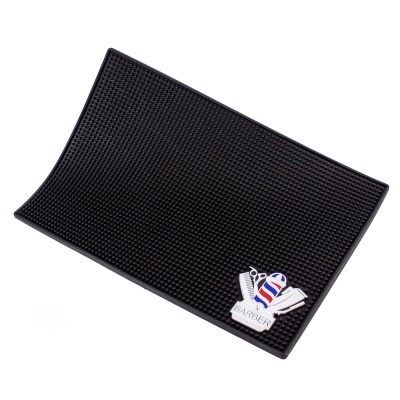 Tapete preto de borracha com logotipo colorido BARBER no canto