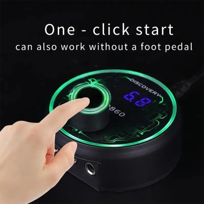 Dispositivo electrónico con anel LED verde e pantalla azul, unha man presiona un botón