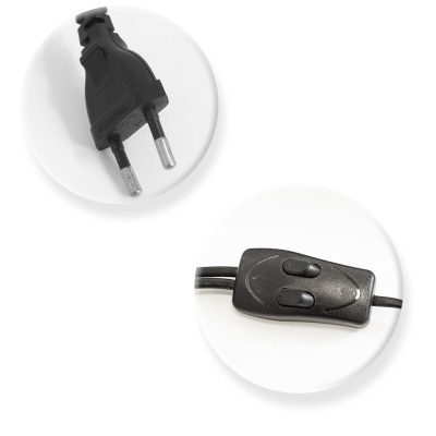 Cabo elétrico preto com ficha e interruptor em fundo branco