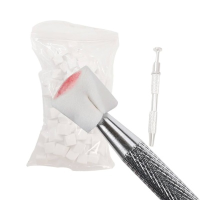 Conjunto de ferramentas para aplicação de verniz com pincel, saco de cubos brancos e pinça metálica