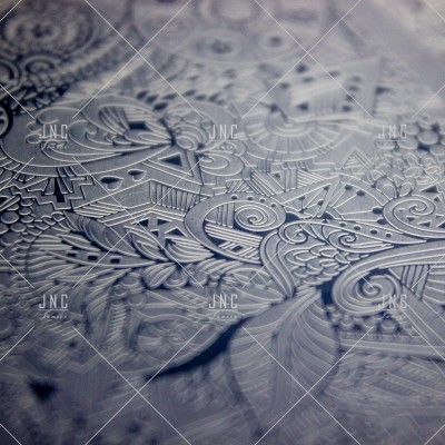 Superfície metálica com padrão gravado intrincado em cinza prateado