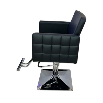 Cadeira preta de barbeiro com base cromada e apoio de pés