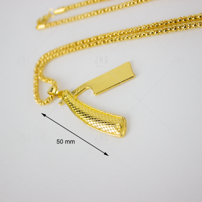 Colar dourado com pendente em forma de cutelo com cabo texturizado