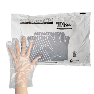 Pacote branco de luvas plásticas com mão usando luva transparente