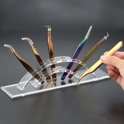 Conjunto de pinças metalizadas coloridas numa base acrílica