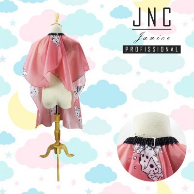 Capa profissional para corte de cabelo rosa com padrão de cachorros, exposta num manequim