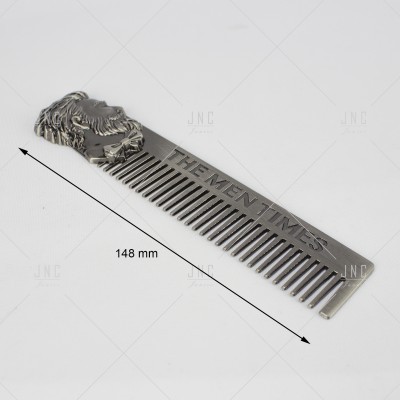 Pente metálico com figura de leão e texto THE MEN TIMES