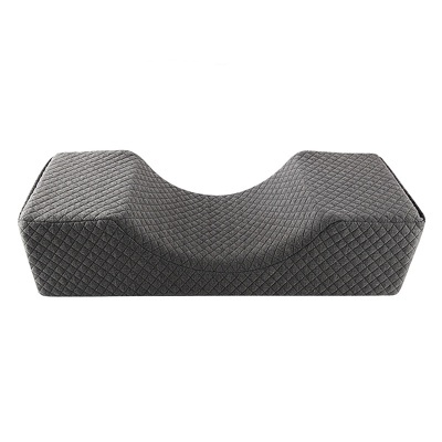 Almofada cinza acolchoada com padrão de losangos e formato anatómico