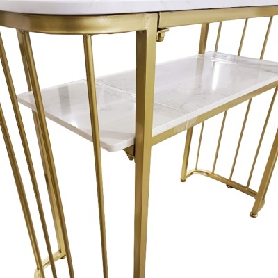 Mesa ou carrinho com estrutura metálica dourada e prateleiras de vidro transparente