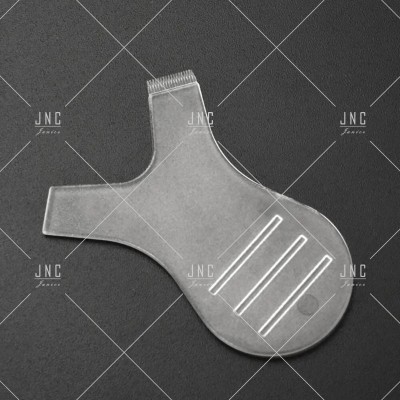 Pente transparente com três ranhuras em relevo sobre fundo preto