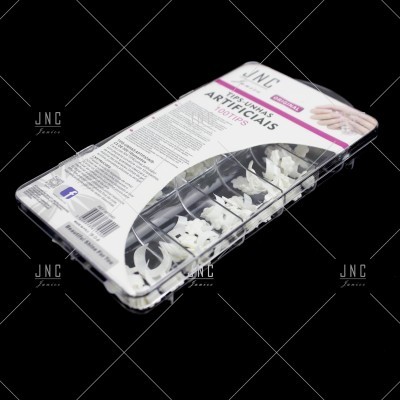 Caixa plástica com unhas artificiais brancas