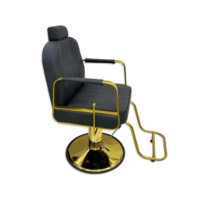 Cadeira de barbeiro preta com estrutura dourada e apoio para pés