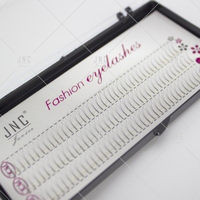 Estojo preto com pestanas postiças de cor preta organizadas em fileiras